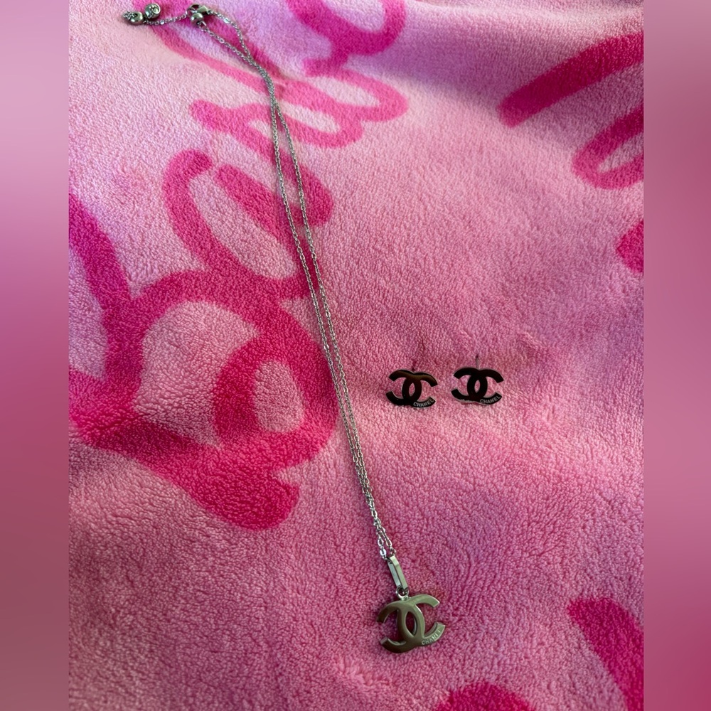 Women cc necklace and earrings set